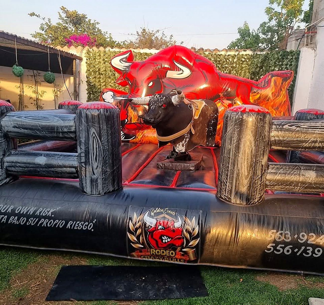 Toro mecánico instalado en jardín para fiesta privada