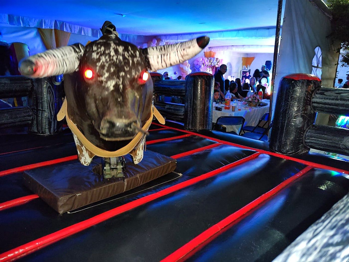 Detalle del toro mecánico con ojos LED encendidos
